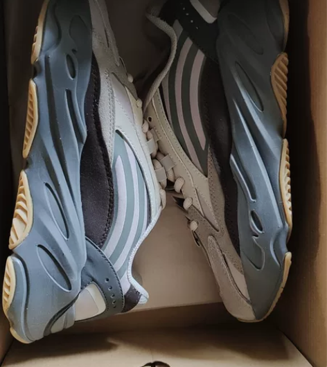 出售一款全新未拆穿的鞋子  不要问正不正，...