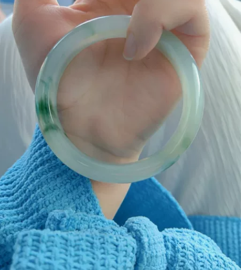 灵动秀美清新雅致的带底色的冰飘花手镯糯冰种...