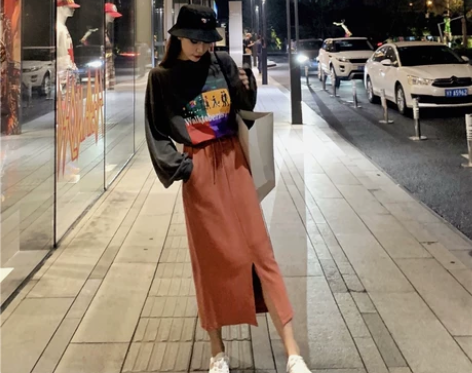 2019新款时尚印花宽松T恤秋装开叉A字裙...