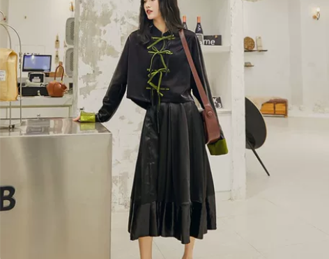 全新闲置·缎面半身裙高腰A字裙黑色中长大摆...