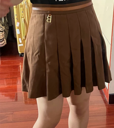 百褶裙卡其色面料较厚实穿过一次 腰围70以...