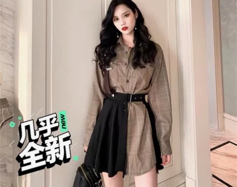 百褶裙是棕色的，实体店230入手，便宜出。...