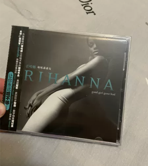 蕾哈娜CD 感兴趣的话点“我想要”和我私聊...