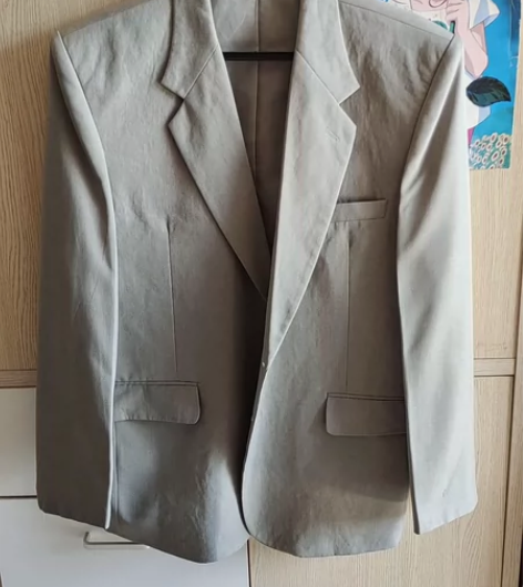 男士西装 看起来很大 只有上衣 穿过几次 ...