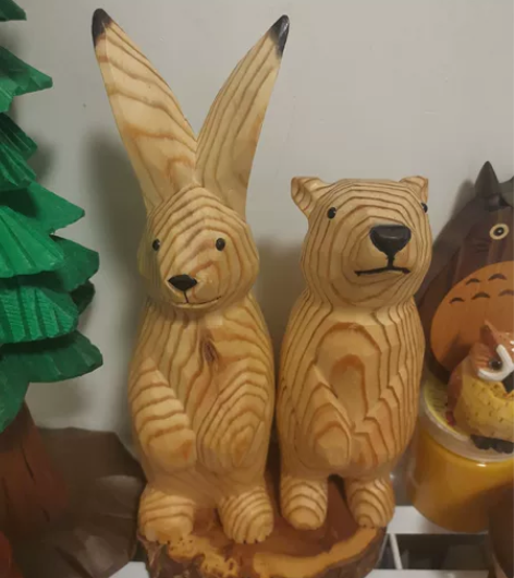 东北松木手工木雕熊、兔子，兔子身上两处是木...