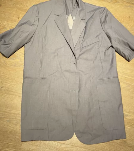 搬家出闲置，很时尚的短袖西装 感兴趣的话点...