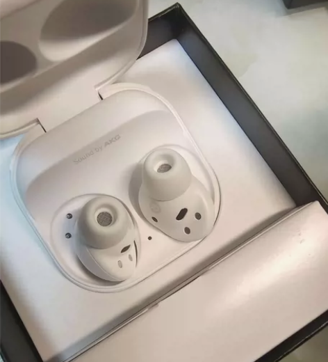 三星buds2pro白色，十二月底购入手机...