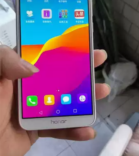出老公用的手机华为荣耀。买来就一直做备用机...