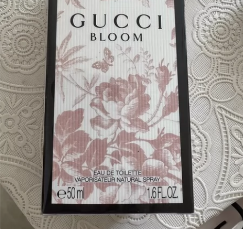 香水是大嫂从专柜买的见面礼，我平常用蒂夫尼...