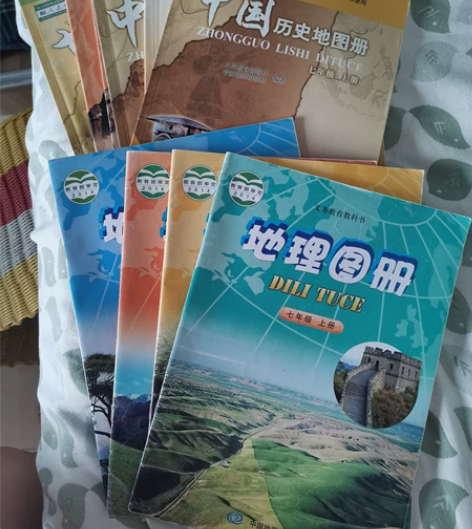 如图，初中历史地图和地理地图。地理全。历史...