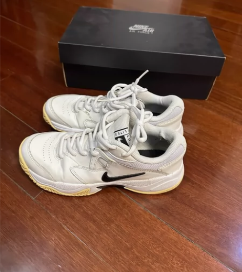 NIKE 运动鞋 正品 专卖店买来穿有点小...