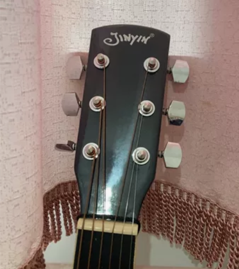 泰勒桶吉他 当是心血来潮学买的 学了一个一...