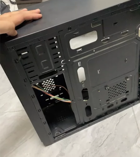 电脑机箱一件，只有外壳，里面没有东西。 感...
