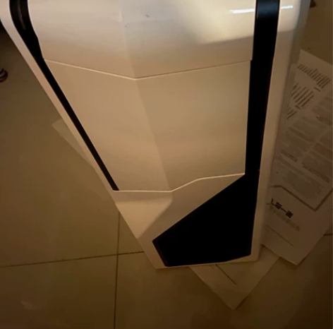 恩杰的机箱，空机箱，有轻微划痕，侧挡板一角...