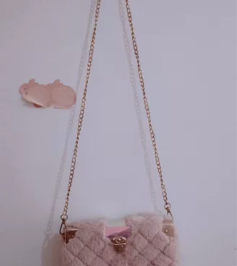 毛绒皮粉斜挎包，不退不换。 感兴趣的话点“...