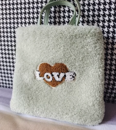 可手提可斜挎女士冬季毛绒包包，长20cm宽...