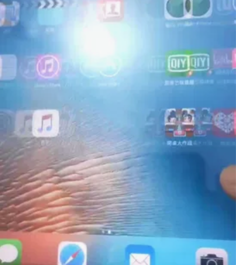 iPad mini1，有时会闪屏。适合上网...