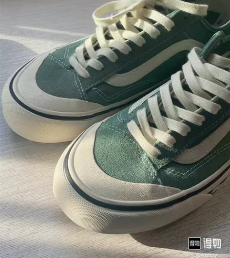 一年前买的 当时沉迷阔腿裤帆布鞋 现在喜欢...