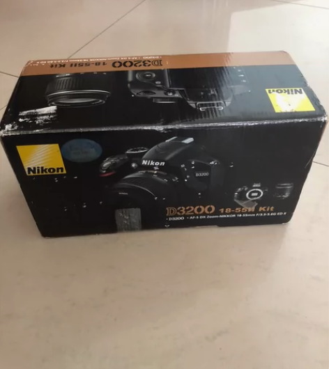 尼康单反D3200，几乎全新很少用，箱说全...