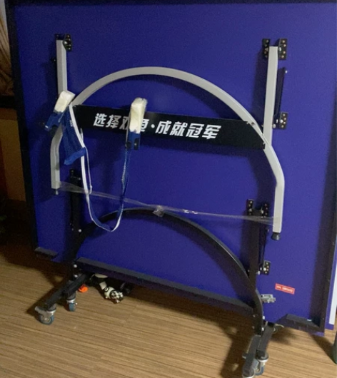 京东采购的乒乓球台，可折叠，带轮。弹力非常...