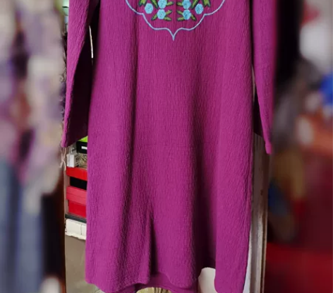 紫色纯棉刺绣民族风连衣裙。裙长102,胸围...