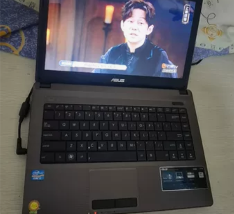 华硕笔记本电脑。 机器完好,配置看鲁大师照...