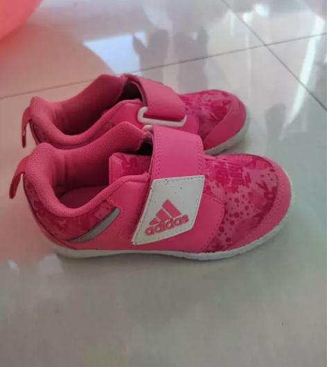 阿迪运动鞋女童鞋码9k内长15.5cm，奥...