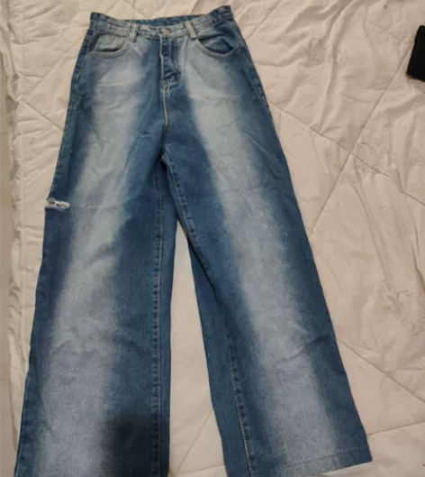 双色拼接牛仔裤,潮流女,质量很好!裤脚那里...