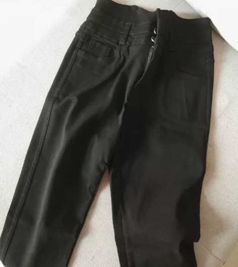 中高腰黑色小脚牛仔裤女 薄款。。。。全新！...