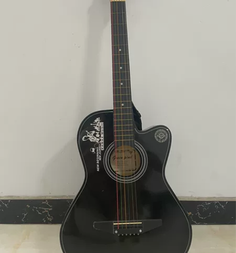 朋友送的吉他，因为不会玩，一直在家闲置。懂...