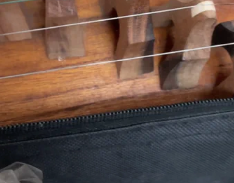 出几乎全新的古筝 放琴的支架包装没拆 调音...