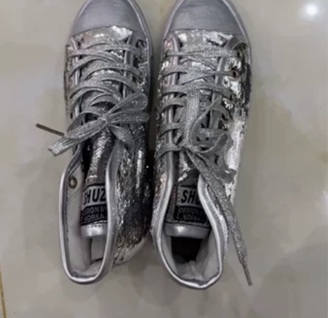 女休闲鞋帆布鞋亮片 一款亮片闪亮的休闲鞋,...