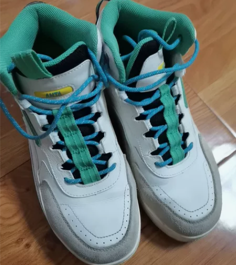 安踏板鞋，买了穿了几次，有点挤脚。低价出售...