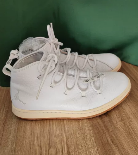 乔丹高帮男鞋，44码，实体店购买保真。新清...