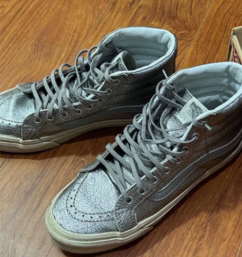 vans银色高帮鞋 料子很适合下雨穿 好洗...