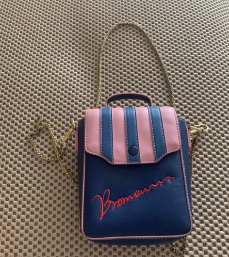 不莱枚斜挎包，正品，无破损。 感兴趣的话点...