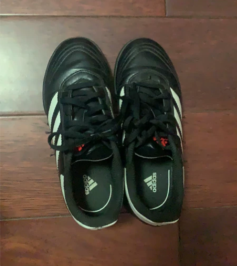 阿迪达斯儿童足球鞋，只穿过两次，原价299...