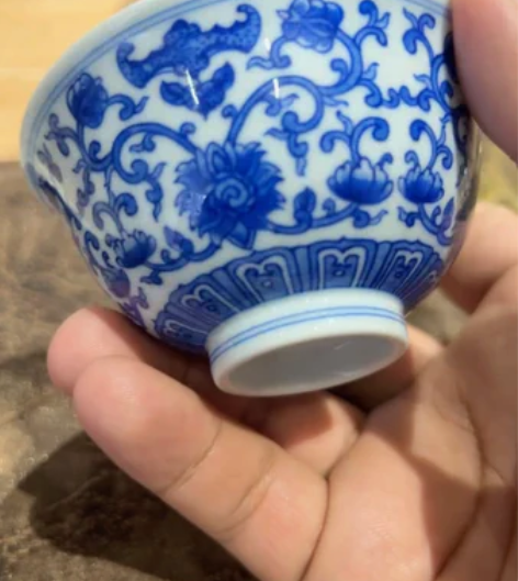 景德镇青花手绘主人杯撇口杯缠枝花卉图案，满...