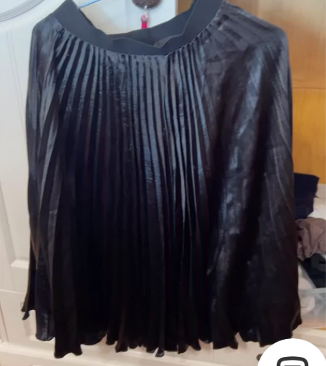 「演出用」黑色带衬百褶裙 之前因为演出需要...