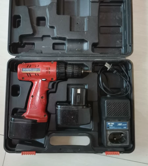 电动螺丝刀,成色如图,两电+充电器 东西比...