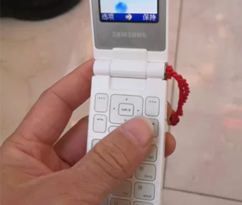 三星E878经典翻盖手机，成色如图所示，功...