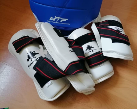 跆拳道护具全套,9成新,道馆原300购买。...