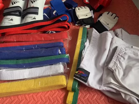 全套阿迪跆拳道护具，只用过一次，几乎全新 ...