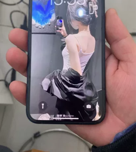 出一台蓝色苹果13手机，国行128g，成色...