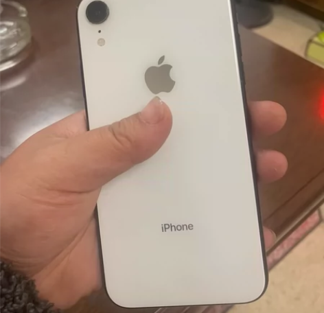出自用苹果xr，国行64g，屏幕有白点，电...