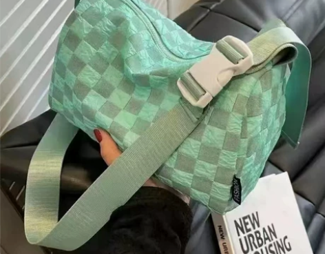 【亏钱处理】全新2022新款流行斜挎包女夏...