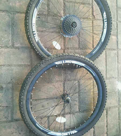 包邮自行车轮组，铝合金钢圈加轮胎两个很新，...