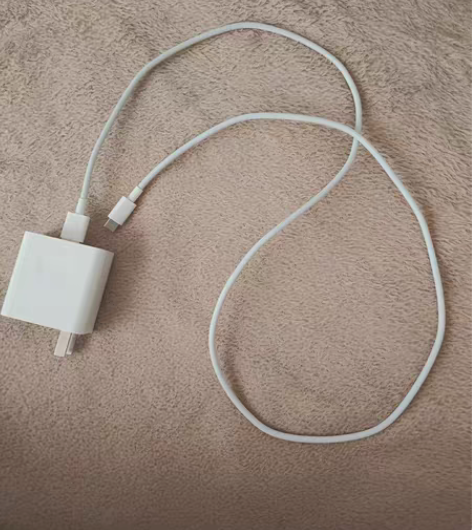 转卖华为66w充电器,999新,因为换苹果...