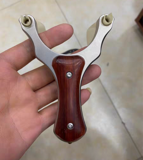 包邮暴徒弹弓，当初买的时候花了七十多，手感...