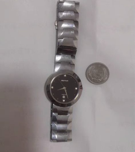 包邮雷诺钨钢石英表一块，走时正常，按图发货...